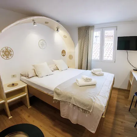 Plutus And With Free Parking Apartment