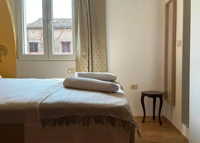 Plutus And With Free Parking Apartment